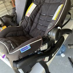 Newborn Car seat And Base - Graco
