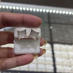 10k Gokd Diamond Earrings .square Style Earrings .💎💎💎💎