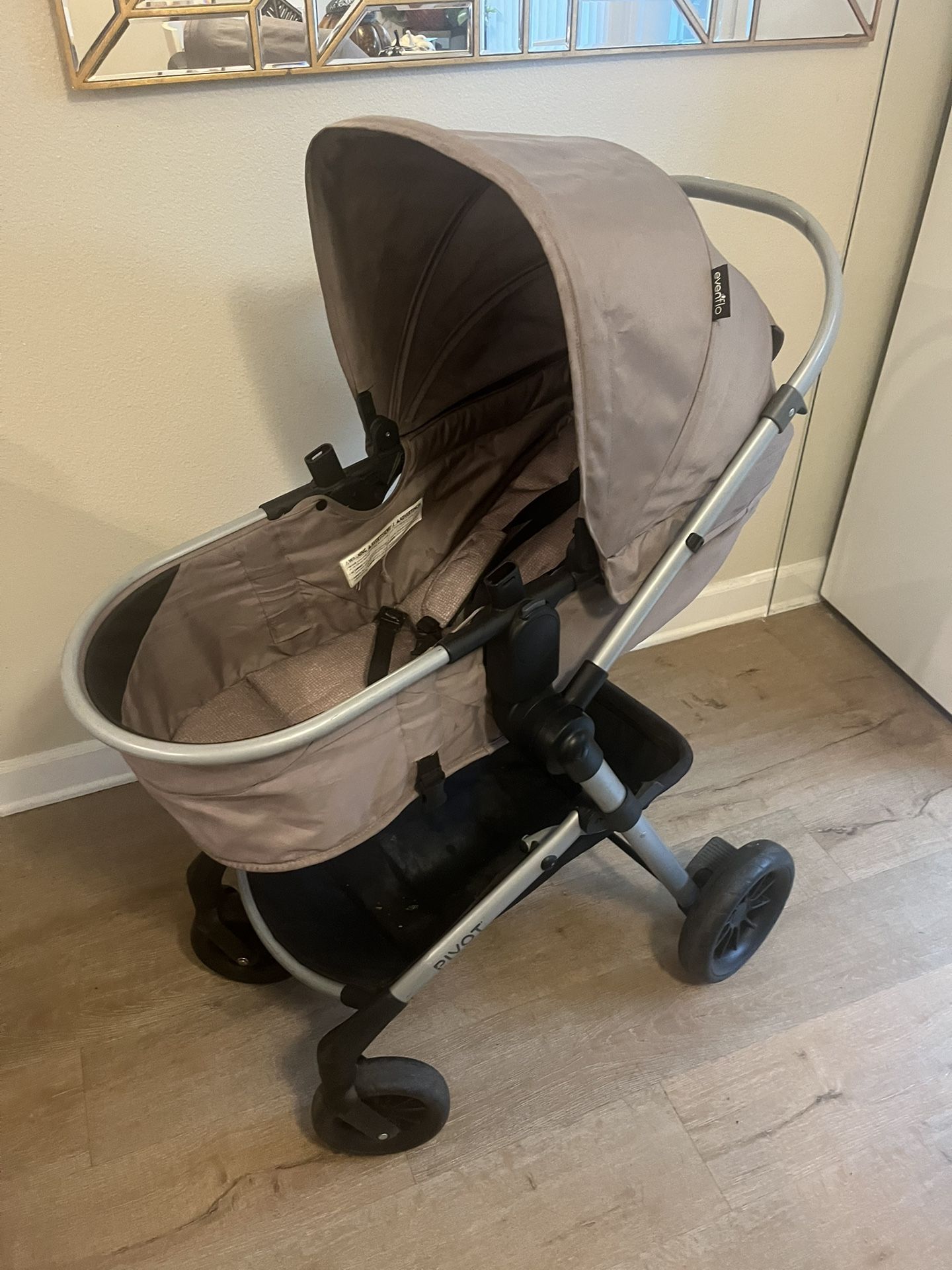 Stroller  Evenflo. Pivot 