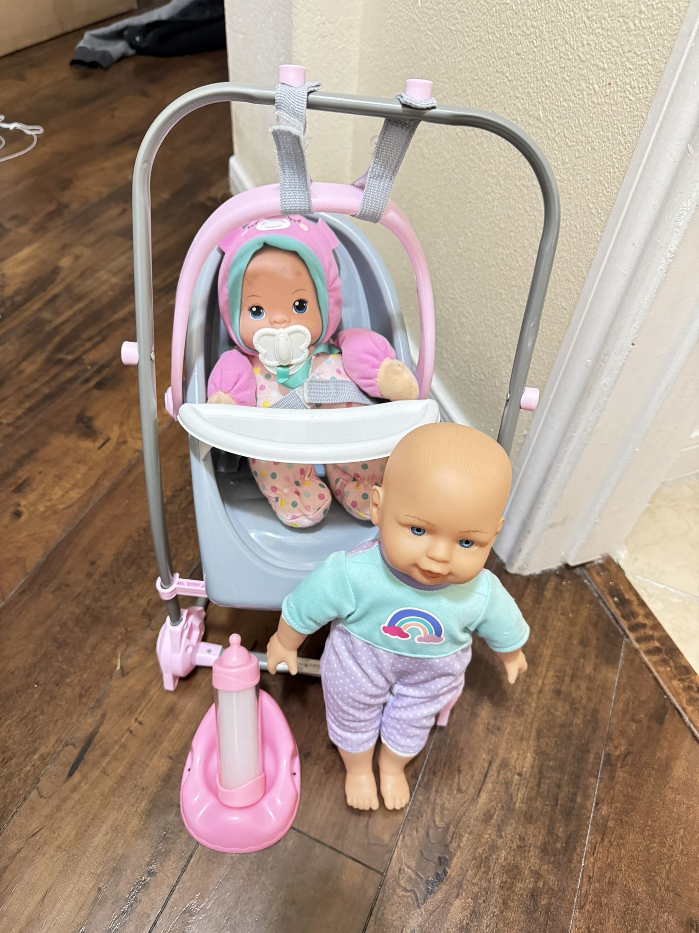 $10 - Baby Swing With Baby And Accessories