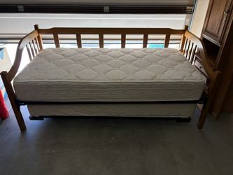 Twin Trundle/ Day Bed w/ additional Twin Under EXTENDS UP TO KING