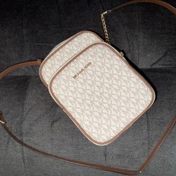 Vanilla Michael Kors Jet Set Travel Medium Logo Crossbody Bag