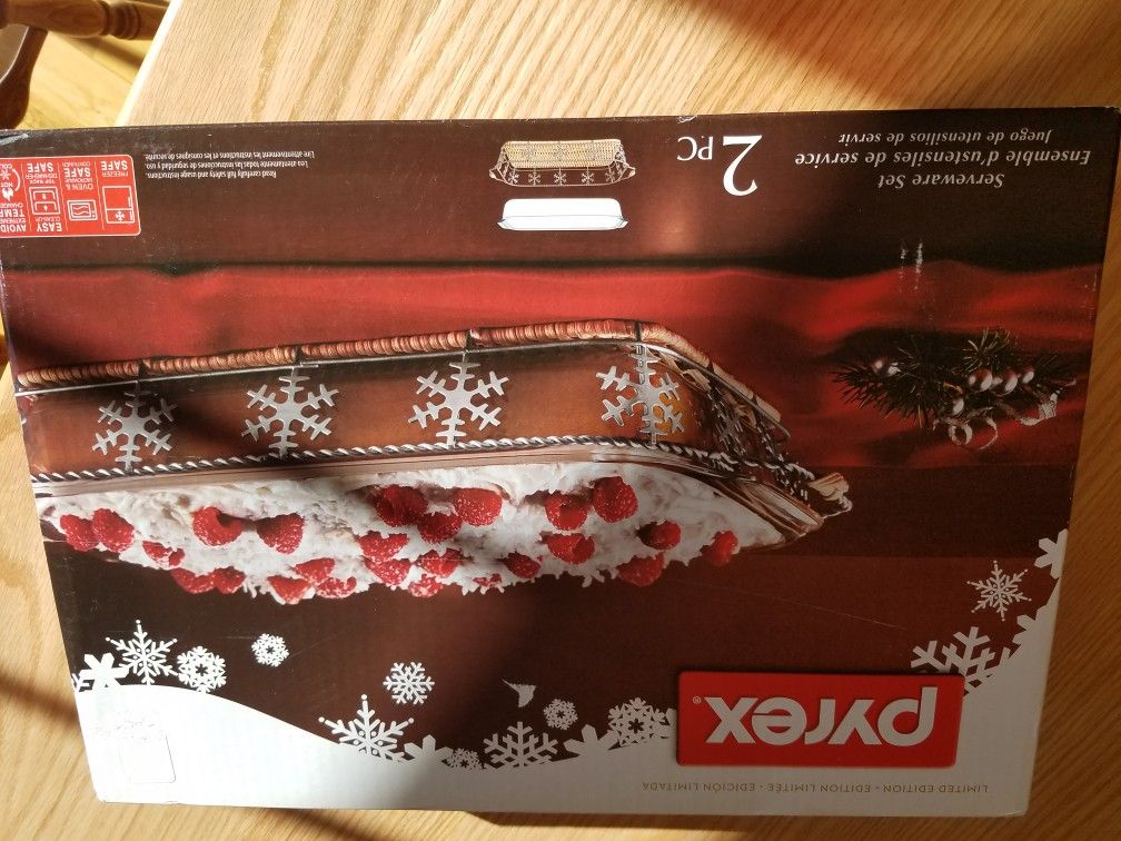 NEW Limited Edition Pyrex 9 X 13 With Snowflake Basket