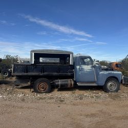 Chevrolet vintage medium-duty dump truck, most likely late-1940s to early-1950s, and it appears to be a Chevrolet (Advance-Design era cab, used roughl