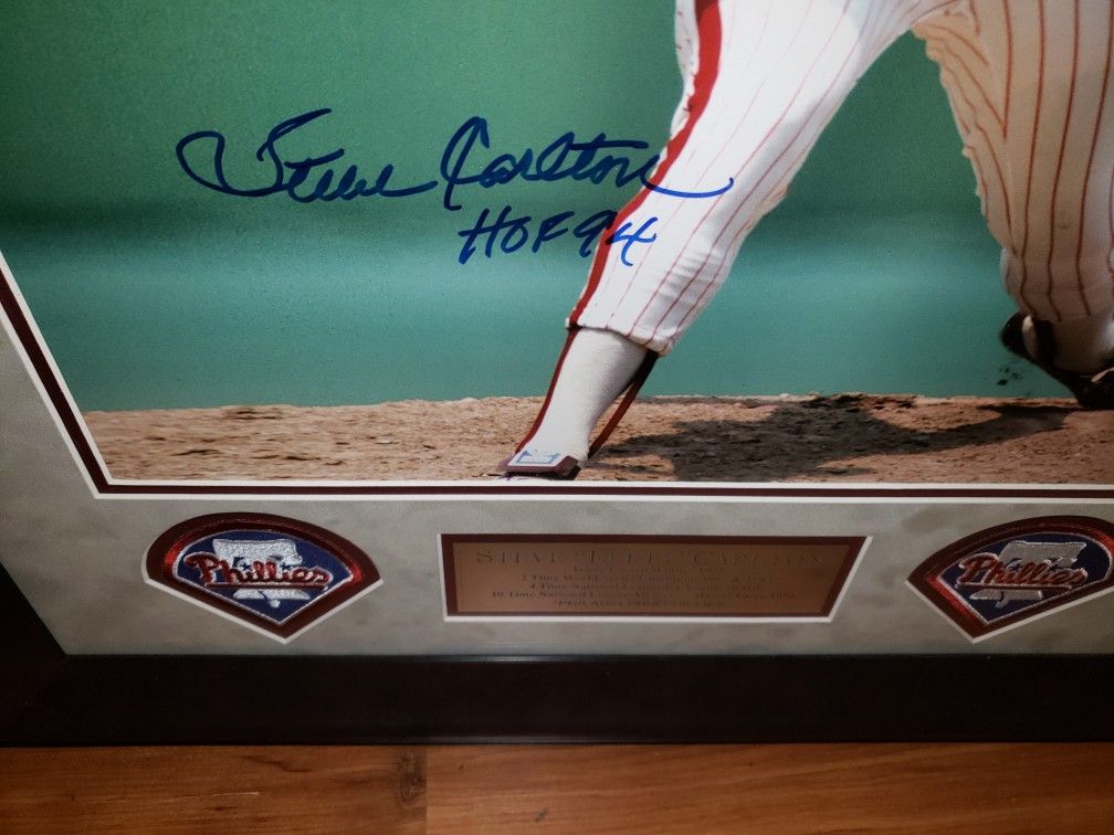 Autographed Philadelphia Phillies