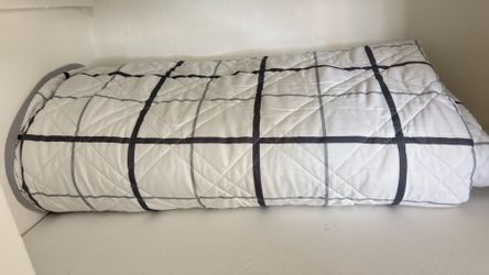 Lightweight bedspread; clean and in good condition; used and washed once or twice.