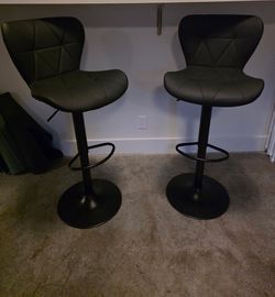 Height adjustable bar stool