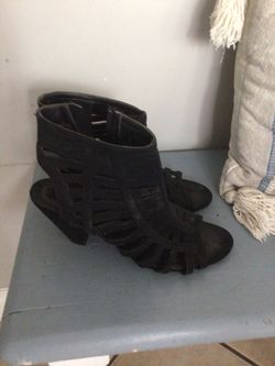 Women’s black heels 👠