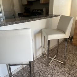 White leather bar stool set