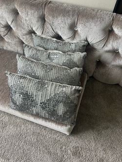4 Pillow  excellent condition