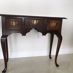 Excellent condition Hekman Country French style console