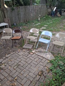 5 metal folding chairs for party great condition