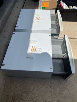2 LG pedestals for washer and dryer