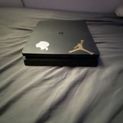 PS4 Slim 