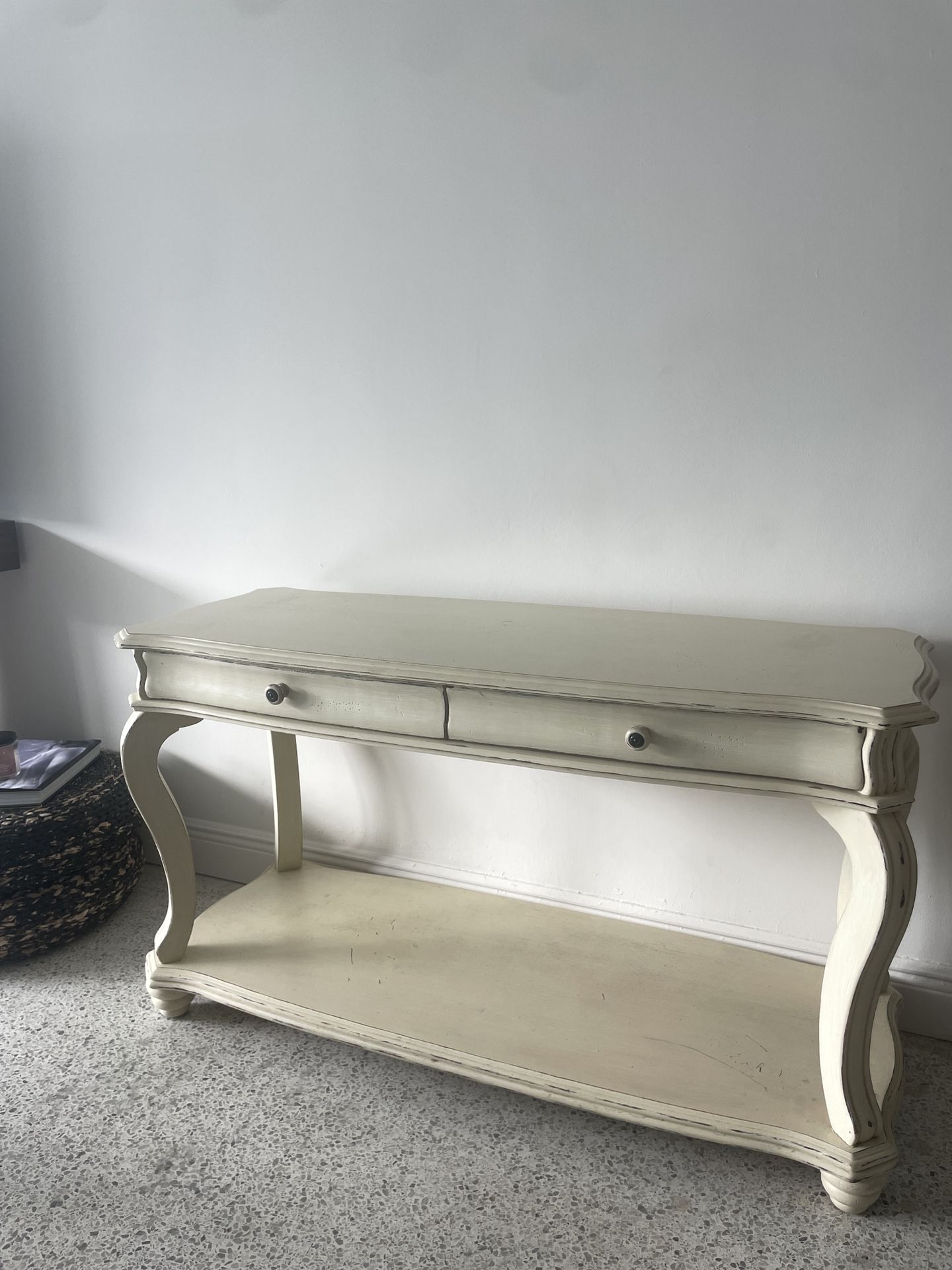 AMERICAN SIGNATURE SOLID WOOD CONSOLE TABLE