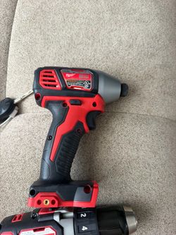 Taladros Milwaukee a 65 c/u