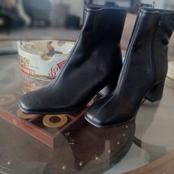 Very Nice Black Short Boots