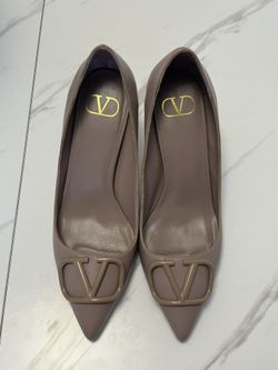 Valentino Garavani Vlogo Signature Pumps Heels Size 8.5 (39)