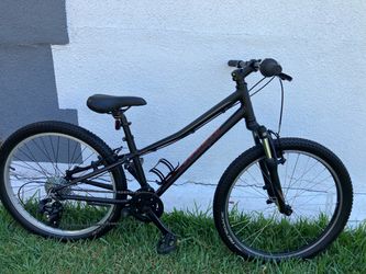 Specialized Hotrock 24. Kids mountain bike 12 inch frame