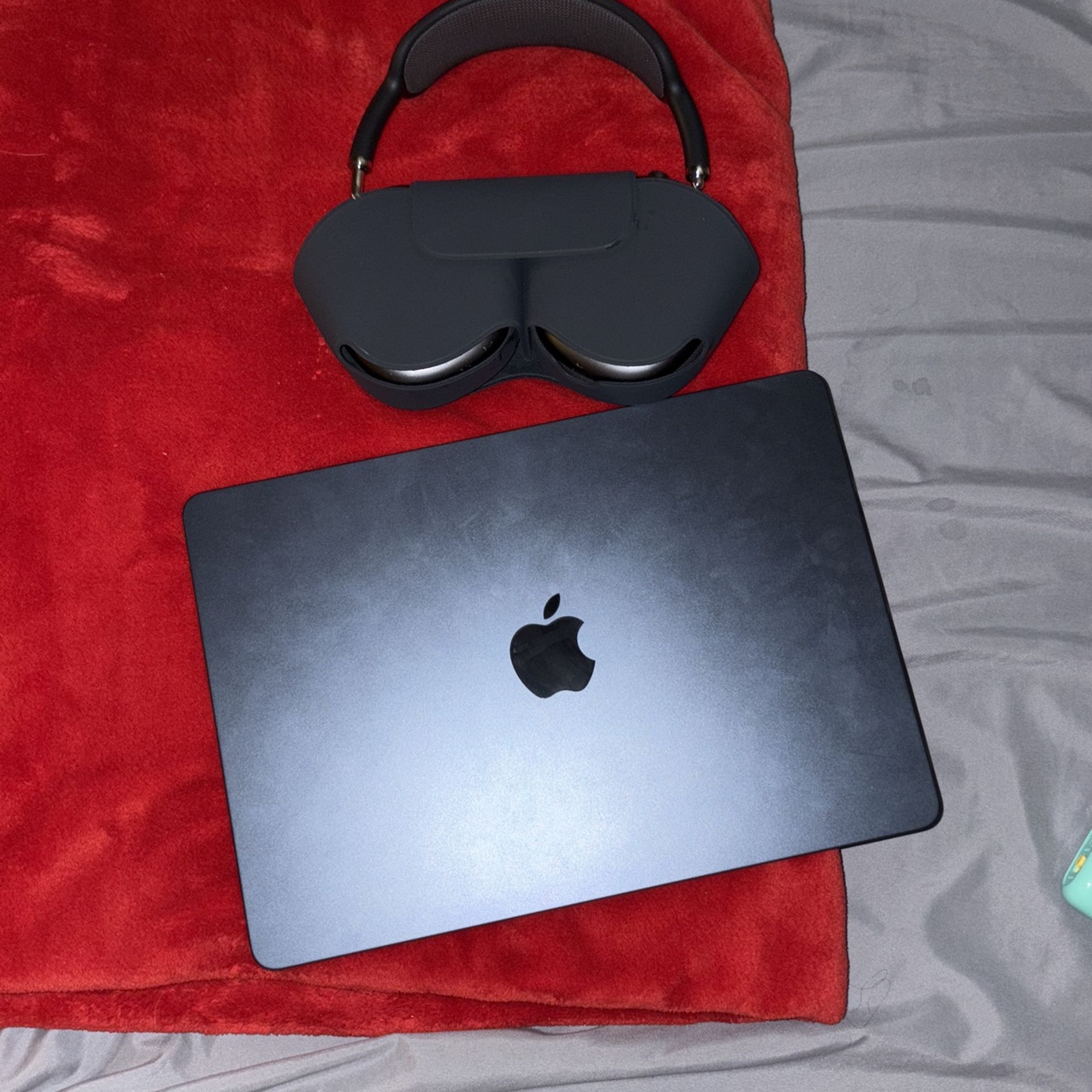 MacBook Air 13 inch Apple M4 chip Airpod max