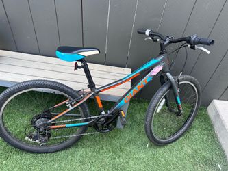 GIANT XTC JR BIKE - 24 inches wheels