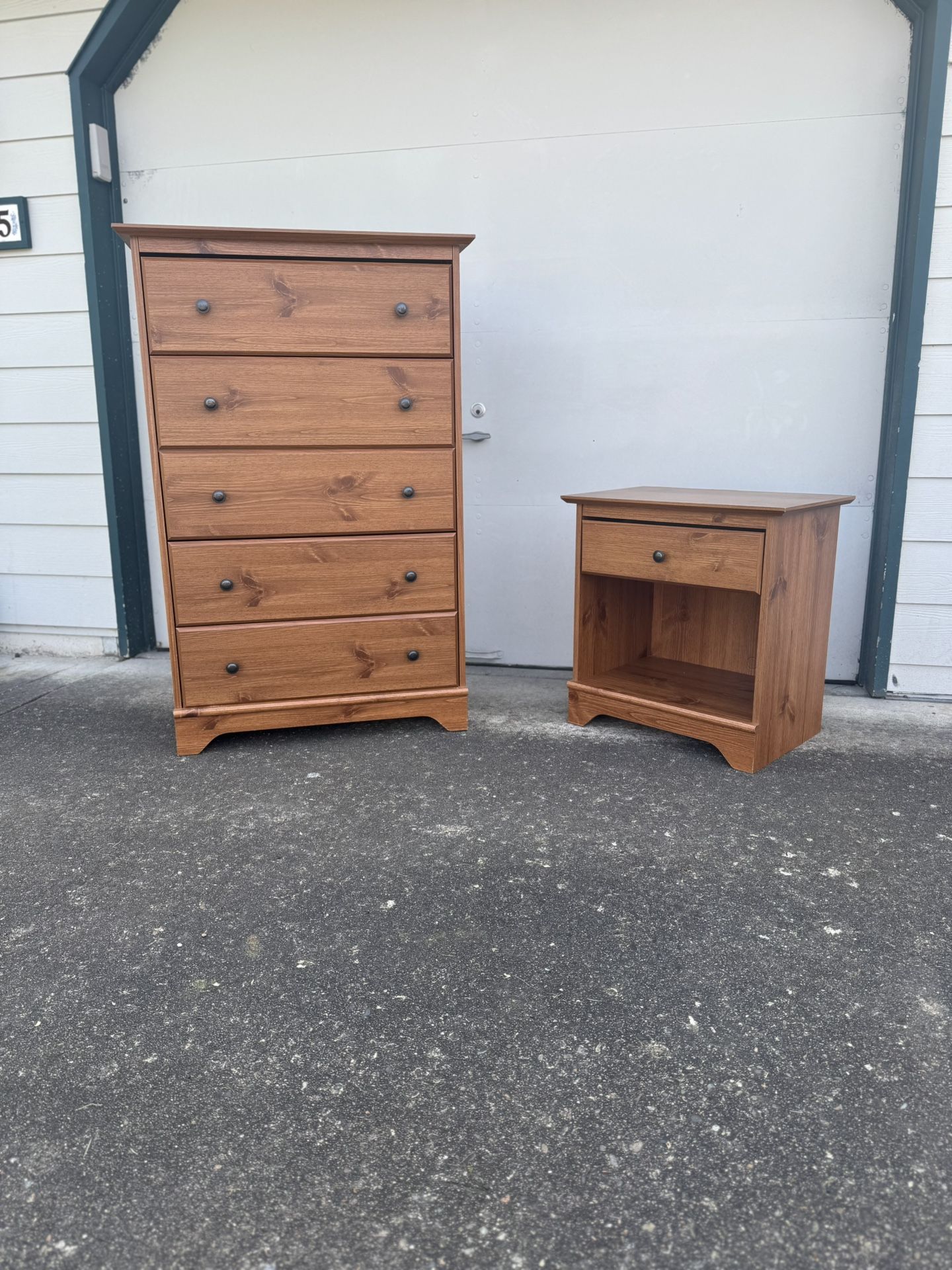 5 Drawer Dresser and Nightstand
