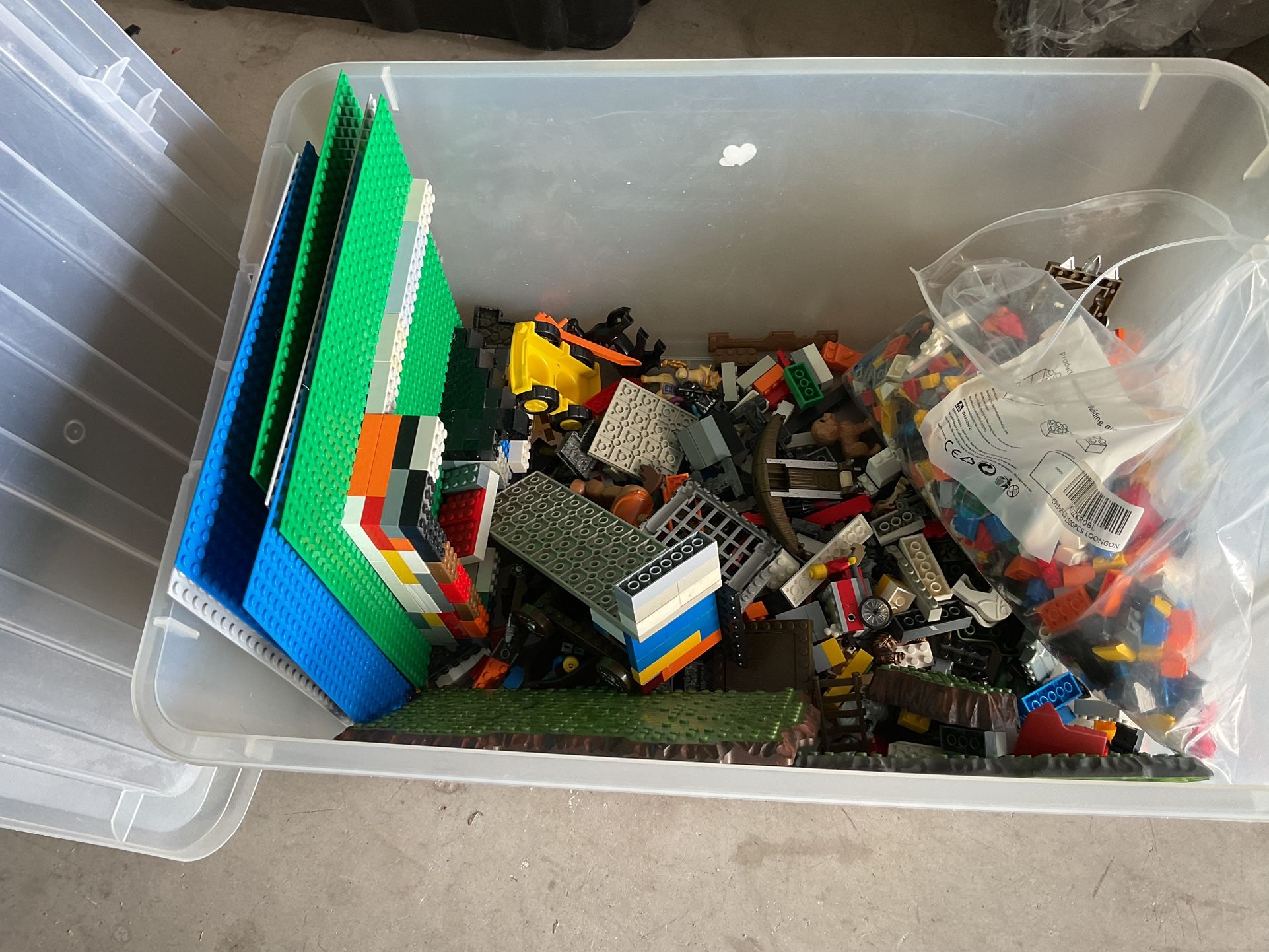 Tub of Miscellaneous Lego Pieces