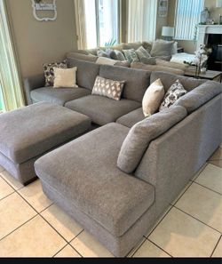 DELIVERY AVAILABLE 🚛! Gorgeous Grey Sectional couch from COSTCO Like New !