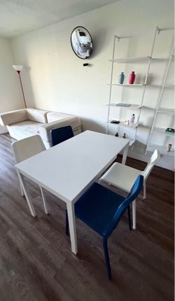 IKEA Extendable Dining Table (4-6 Seats) + 4 Chairs Mesa de comedor extensible IKEA (4-6 puestos)