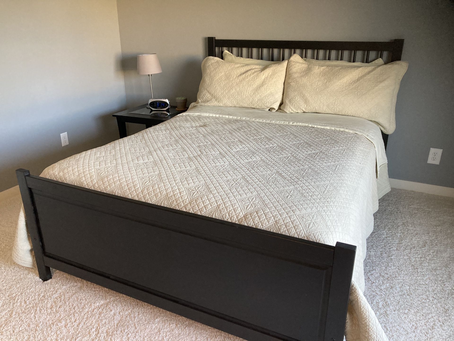 Bed + Frame +Linens (Full Size)