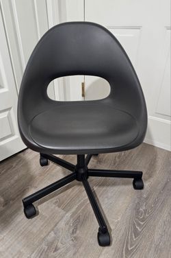 Like new, barely used swivel bowel shaped seat chair with adjustable height.