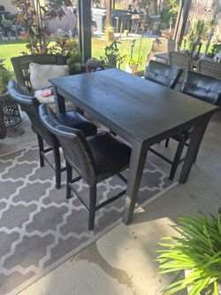 Table 4 chairs