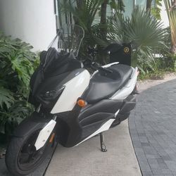 YAMAHA XMAX LIKE NEW