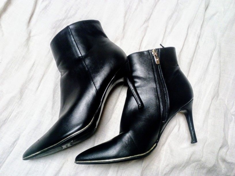 Ladies Size 8 Marc Fisher Dallas Black Leather Pointed Toe Booties