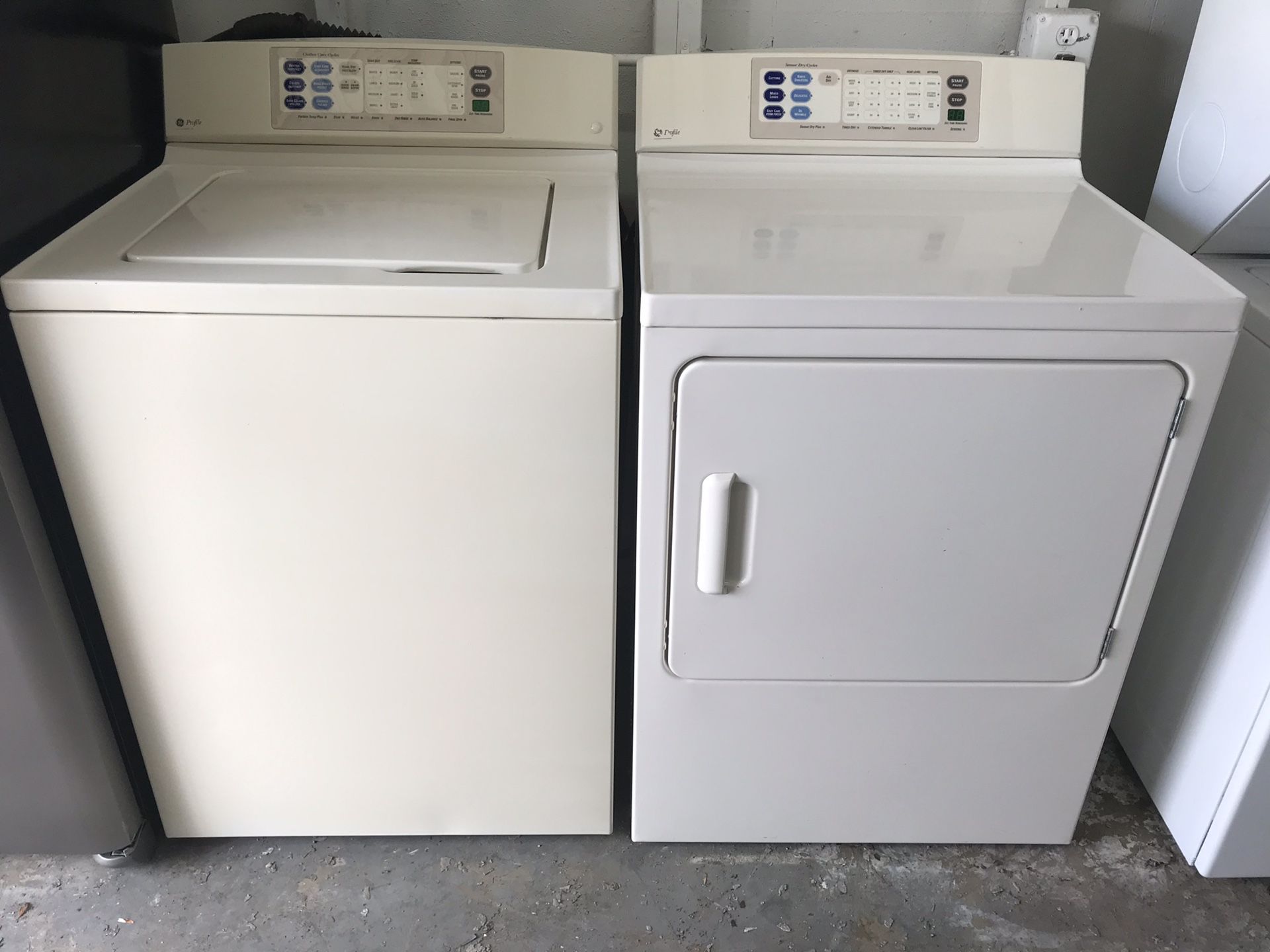 GE almond color set of washer and dryer heavy duty capacity in excellent condition plus 6 months warranty. Delivery service available . Hablamos espa
