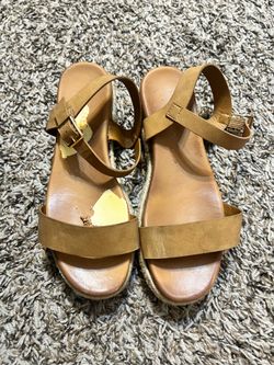 Girl’s brown strappy sandals. Size 4