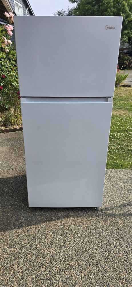 Midea Fridge Size 30w 30d 66h) I Can Help You With Free Delivery Within 10 Miles Distance 