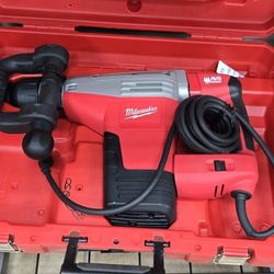 NEW MILWAUKEE ELECTRIC SDS MAX DEMOLITION HAMMER IN HARD CASE 250$ COST 700$ AT HOME DEPOT 