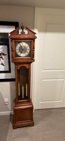 Charming grandmother clock that works!