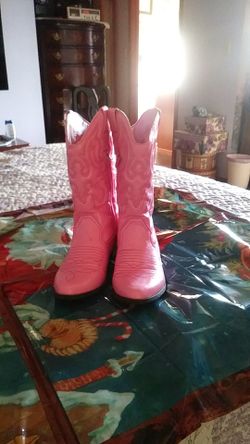 Cherokee pink boots, brand new size 8 but its a small 8