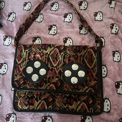 Super cute vintage tapestry shoulder bag from Saks Fifth Avenue 🖤❤️💛