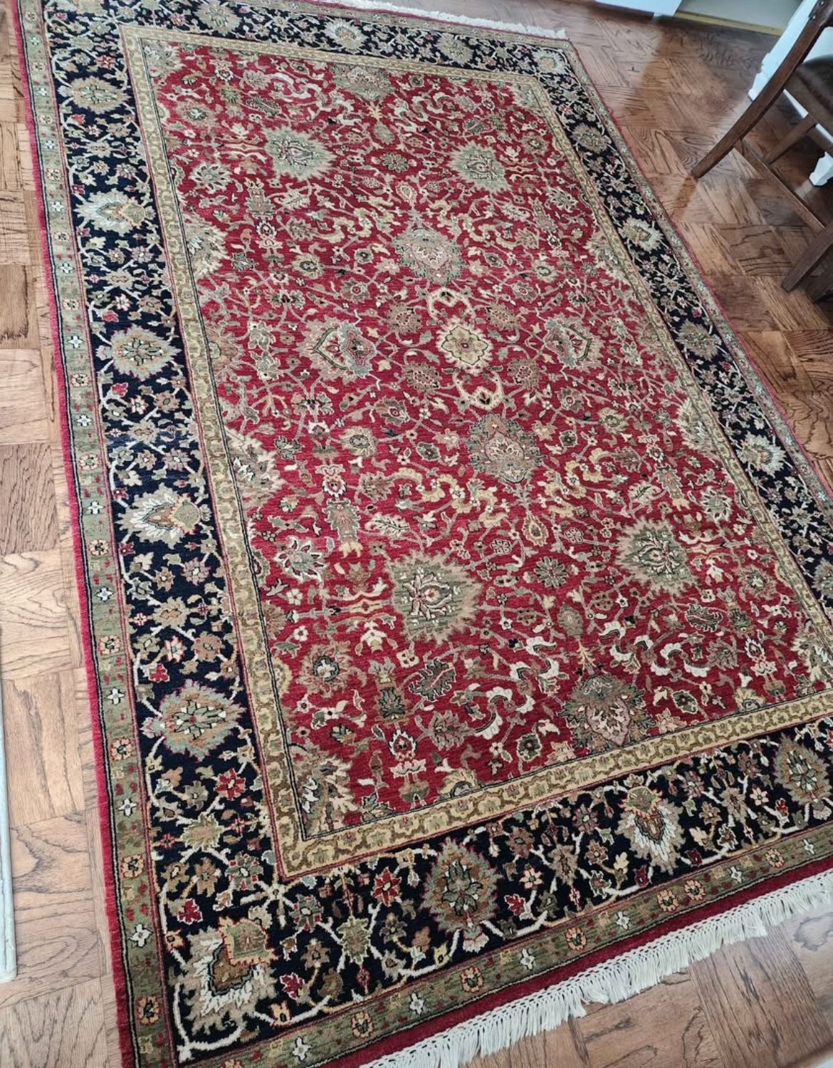 Beautiful 6 X 9 Hand Knotted Indo Agra Wool Area Rug. Excellent condition.