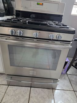 Frigidaire oven  everything works perfectly. Asking 150$ won't take less serious Buyers Only.