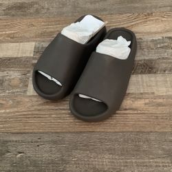Yeezy slides Size 10