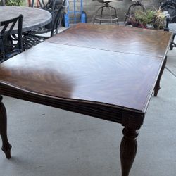 Extendable dinner table 