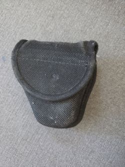 Handcuff pouch