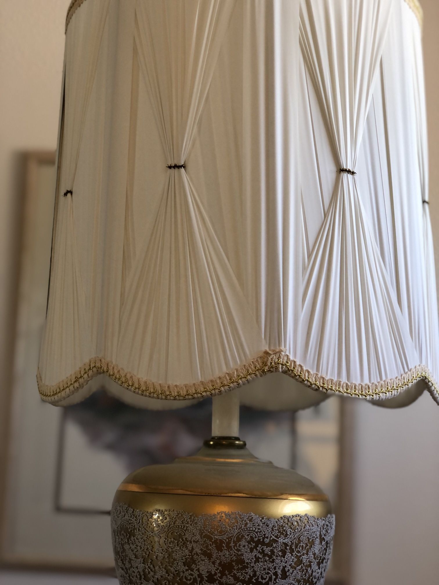 Beautiful tall vintage lamp with original Shade. Working