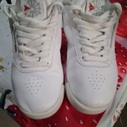Vendo bonitos  tenis Reebok  de mujer size 8