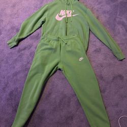 Green nike sweatsuit set 