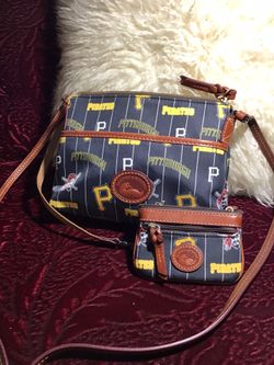 DOONEY & BOURKE PITTSBURGH PIRATES CROSSBODY BAG & COIN WALLET 